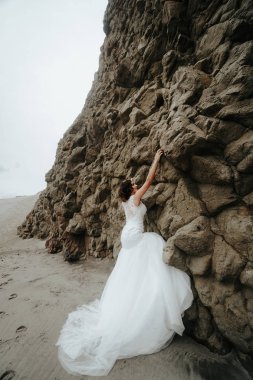 Gelin bir uçurum sahilde tırmanma kaçmak istiyor. Şaka yapıyor.