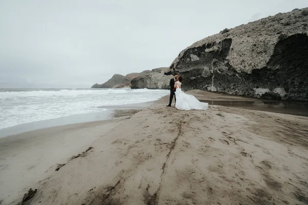 Noiva Noivo Estão Andando Longo Praia Vista Panorâmica Abraço — Fotografia de Stock