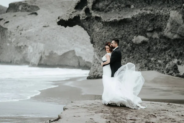 Gli Sposi Stanno Camminando Lungo Spiaggia Vista Panoramica Abbracci — Foto Stock
