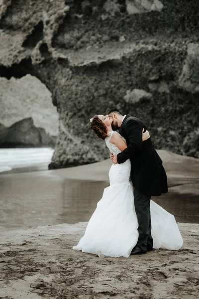 可爱的婚礼情侣拥抱在沙滩上 — 图库照片