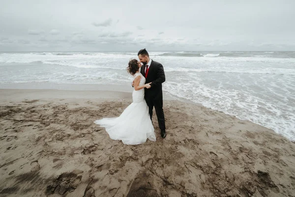 Los Novios Caminan Por Playa Vista Panorámica Abrazos — Foto de Stock