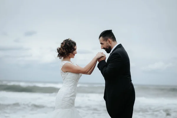 Braut Und Bräutigam Spazieren Strand Entlang Panoramablick Umarmung — Stockfoto