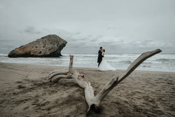 Noiva Noivo Margem Uma Praia Incomum Levanta Abraça Vista Panorâmica — Fotografia de Stock