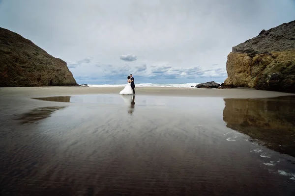 Gli Sposi Camminano Lungo Spiaggia Riflettendosi Nell Acqua Vista Panoramica — Foto Stock