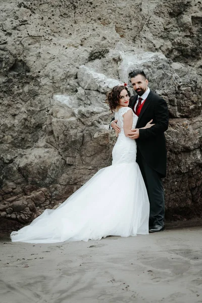 Casal Casamento Adorável Abraçando Praia Amor — Fotografia de Stock