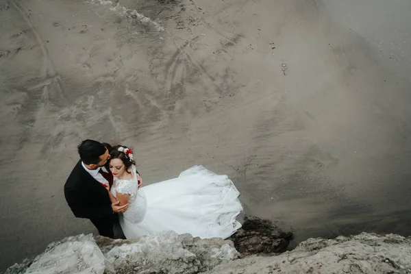 Casal Casamento Encantador Abraçando Praia Vista Cima Noiva Noivo Abraçam — Fotografia de Stock