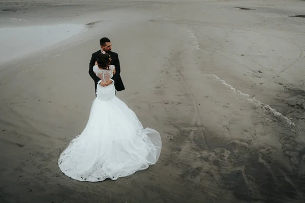 新郎新娘在海滩上散步 — 图库照片