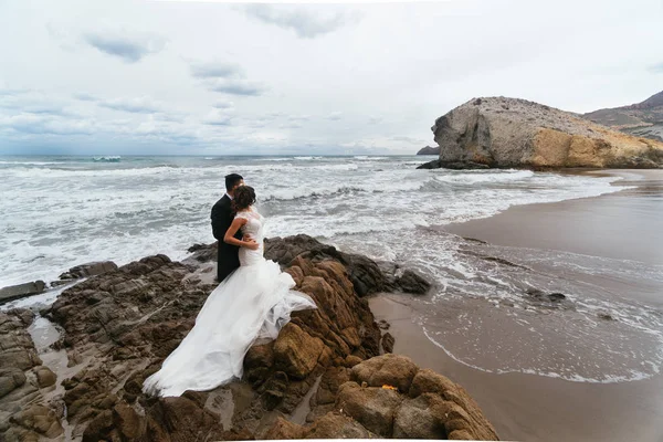 Kucakladı Gelin Damat Denize Bakmak Fırtına Kayaların Üzerinde Duran — Stok fotoğraf