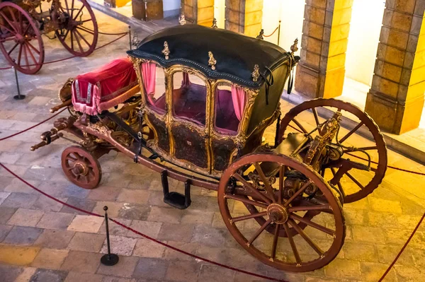 里斯本 葡萄牙国家教练博物馆在里斯本 葡萄牙 古董车厢展品 — 图库照片