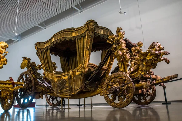 Lizbon, Portekiz Lizbon, Portekiz Milli takım teknik direktörünün Müzesi. Antika arabalar sergiler