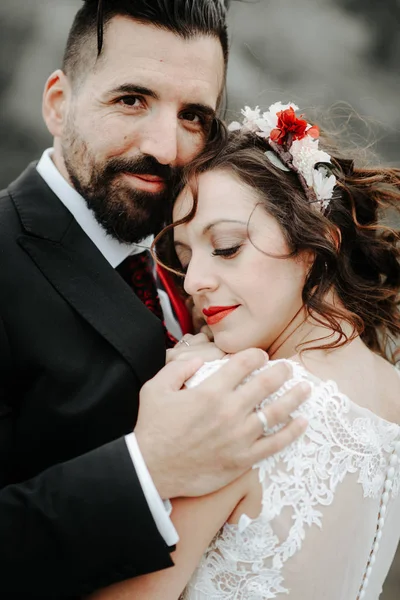 Bruid Bruidegom Leunde Tegen Elkaar Kijken Naar Camera Glimlachend Verliefd — Stockfoto