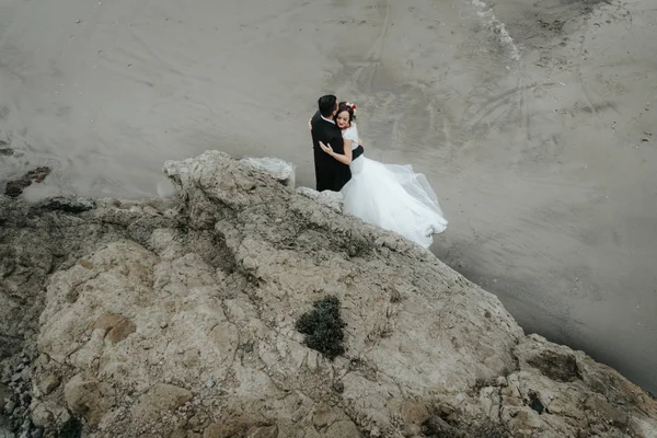 Casal Casamento Encantador Abraçando Praia Vista Cima Noiva Noivo Abraçam — Fotografia de Stock