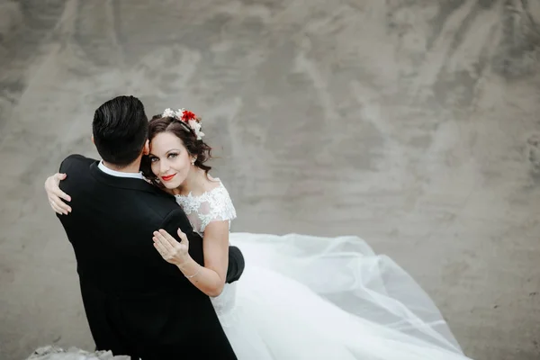 Los Novios Caminan Por Playa Vista Panorámica Abrazos — Foto de Stock