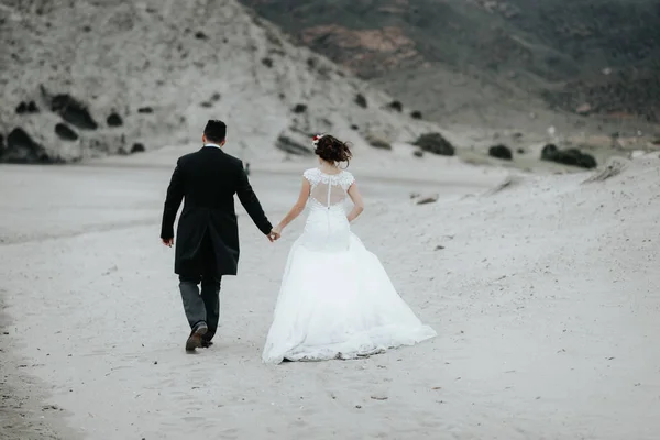 Gelin Damat Sahilde Yürüyor Panoramik Görünümü Sarılma — Stok fotoğraf