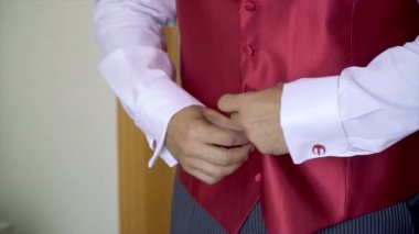 Damat düğmeleri yelek takılır. Sadece eller tarafından görülebilir.