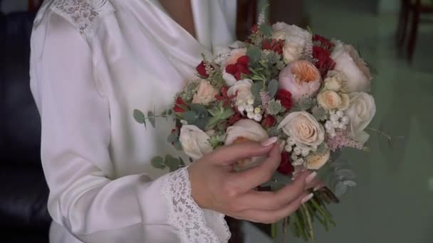Νύφη Εξετάζει Την Γαμήλια Ανθοδέσμη Και Διορθώνει Τρυφερότητα Μύρισμα Μια — Αρχείο Βίντεο