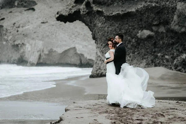 新郎新娘在海滩上散步 — 图库照片