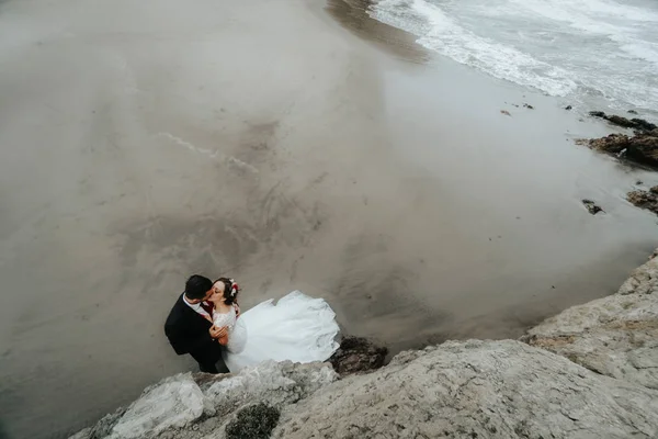 Casal Casamento Encantador Abraçando Praia Vista Cima Noiva Noivo Abraçam — Fotografia de Stock