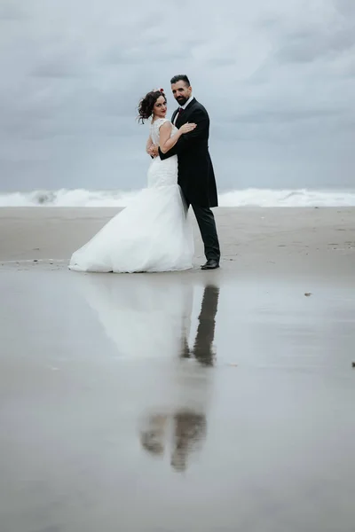 Los Novios Caminan Por Playa Reflejándose Agua Vista Panorámica Reflexión — Foto de Stock