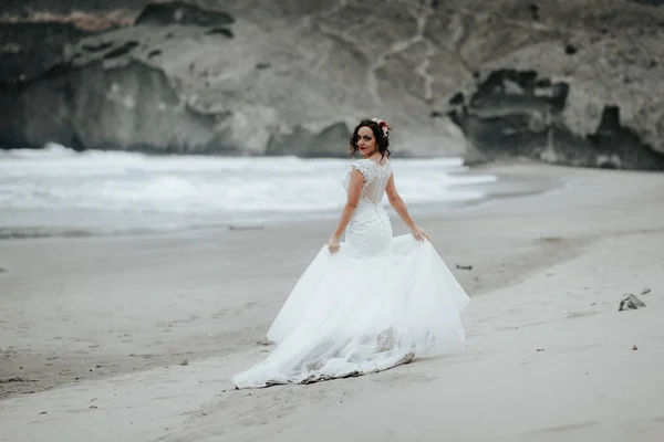 Krásná Nevěsta Chodí Sama Pláži Panoramatický Pohled — Stock fotografie