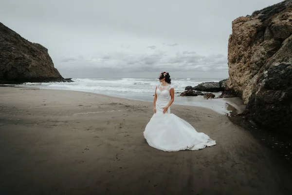 Noiva Praia Entre Rochas Desviar Olhar Mulher Tem Vestido Noiva — Fotografia de Stock