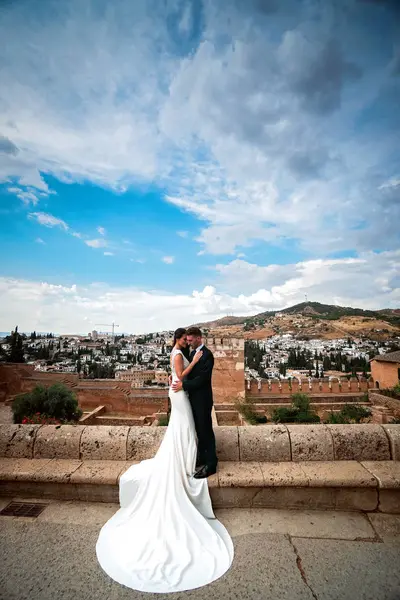 Schönes Romantisches Paar Bei Einer Hochzeit Der Alhambra Alhambra Hochzeitszeremonie — Stockfoto
