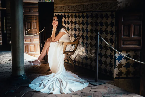 Bella Sposa Nell Antico Palazzo Dell Alhambra — Foto Stock