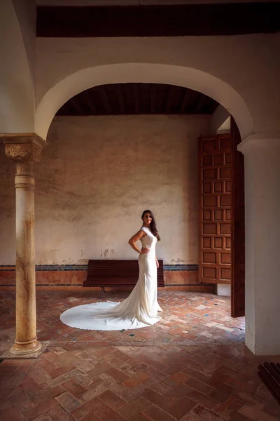 Bella Sposa Nell Antico Palazzo Dell Alhambra — Foto Stock