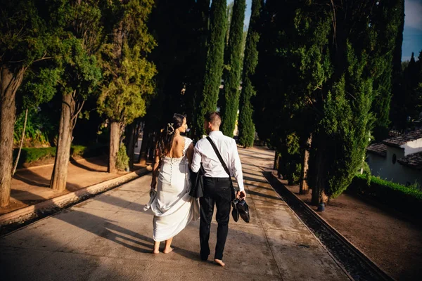 Noiva Feliz Noivo Estão Andando Descalços Palácio Alhambra — Fotografia de Stock