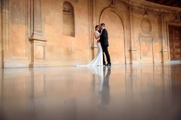 Schönes Romantisches Paar Bei Einer Hochzeit Der Alhambra Alhambra Hochzeitszeremonie — Stockfoto