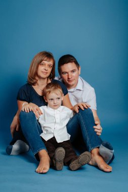 Aile anne baba ve bebek katta oturan.