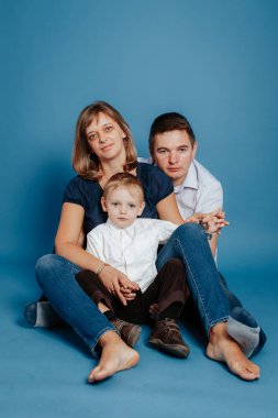 Aile anne baba ve bebek katta oturan.