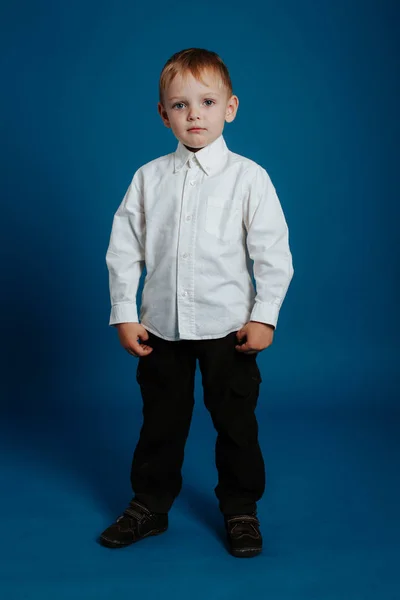 Un niño con una camisa blanca. Niño pequeño . —  Fotos de Stock