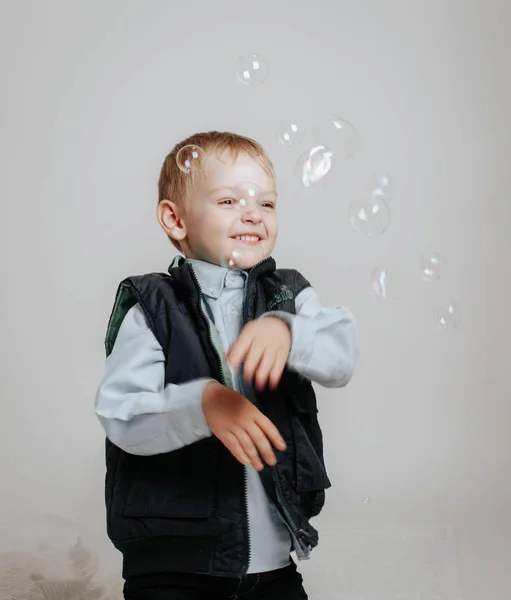 Kleiner Junge spielt mit Seifenblasen — Stockfoto