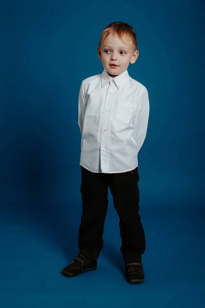 Маленький мальчик в белой рубашке. Маленький ребенок . — стоковое фото