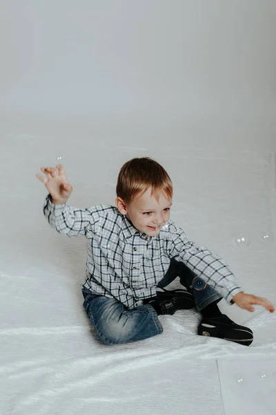 Kisfiú játszik szappanbuborékok — Stock Fotó