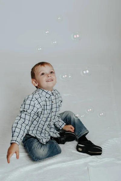 Menino brincando com bolhas de sabão — Fotografia de Stock