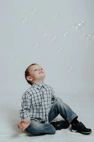 Niño jugando con burbujas de jabón — Foto de Stock