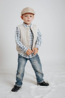 Bir kap poz içinde küçük çocuk