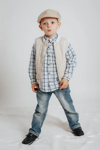 Niño con una gorra posando —  Fotos de Stock