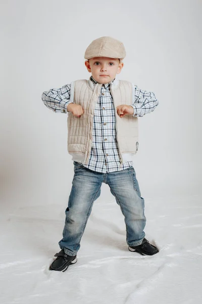 Niño con una gorra posando — Foto de Stock