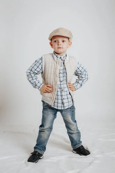 Kleiner Junge mit Mütze posiert — Stockfoto