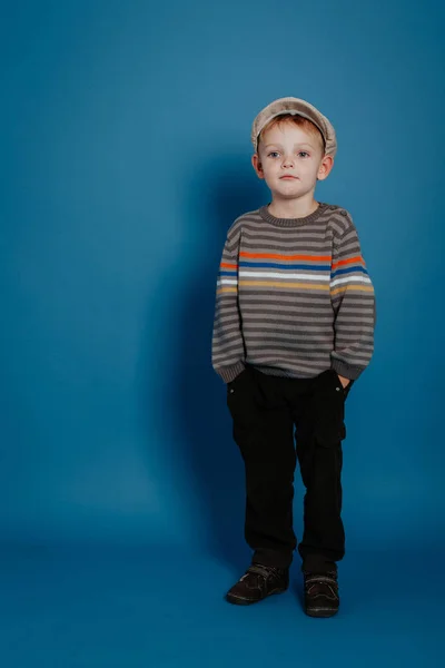 A little boy in a cap is posing and smiling. — Stock Photo, Image