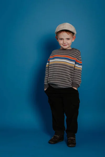 A little boy in a cap is posing and smiling. — Stock Photo, Image