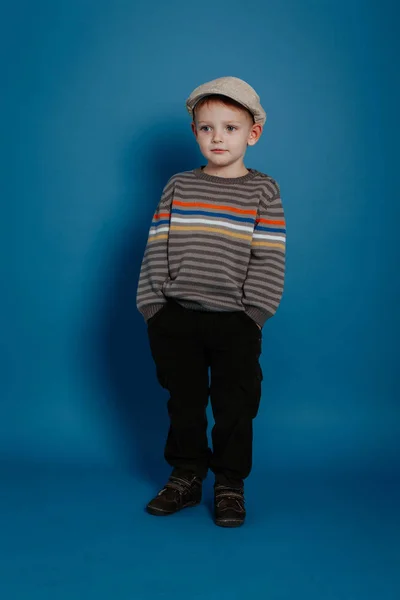 Un niño con gorra posando y sonriendo . —  Fotos de Stock