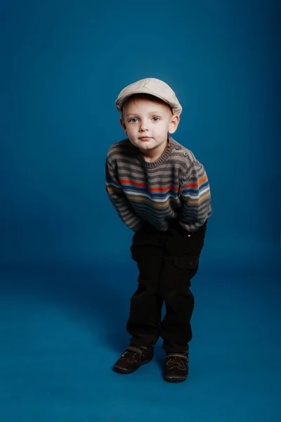 Un niño con gorra posando y sonriendo . —  Fotos de Stock