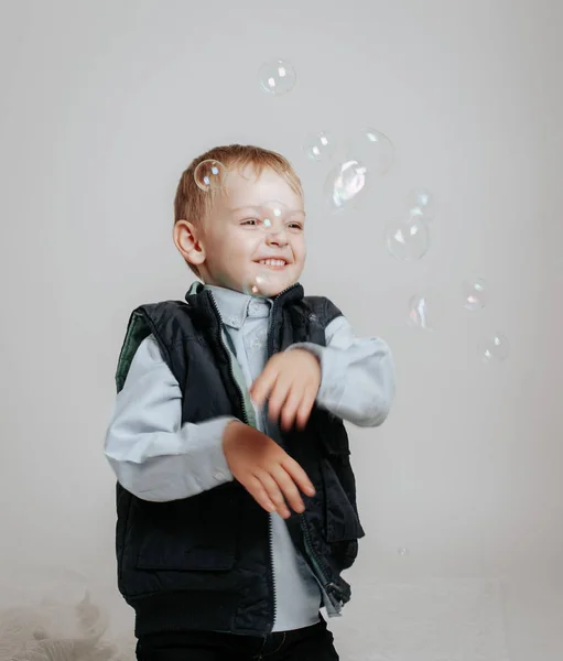 Kleine jongen spelen met zeepbellen — Stockfoto