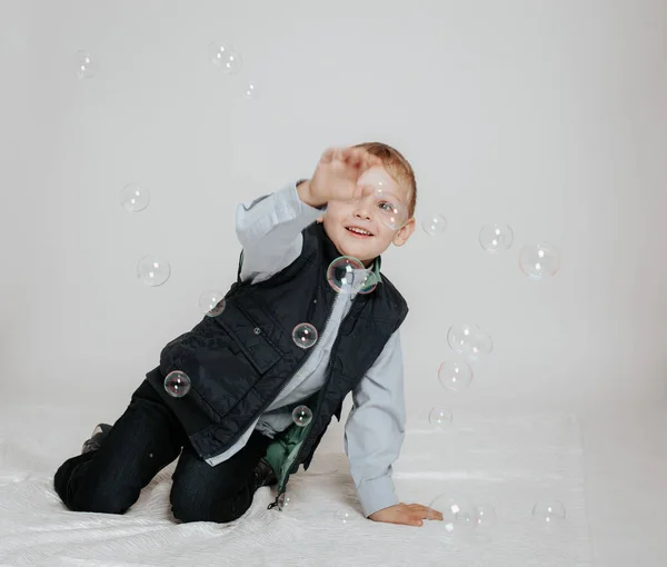 Niño jugando con burbujas de jabón —  Fotos de Stock