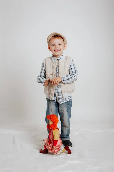 Kap ayakta bir kukla oyuncak bebek ile küçük çocuk