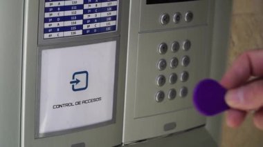 Kapıyı açmak için RFID etiket anahtar. Erişim denetimi. Elektronik anahtar